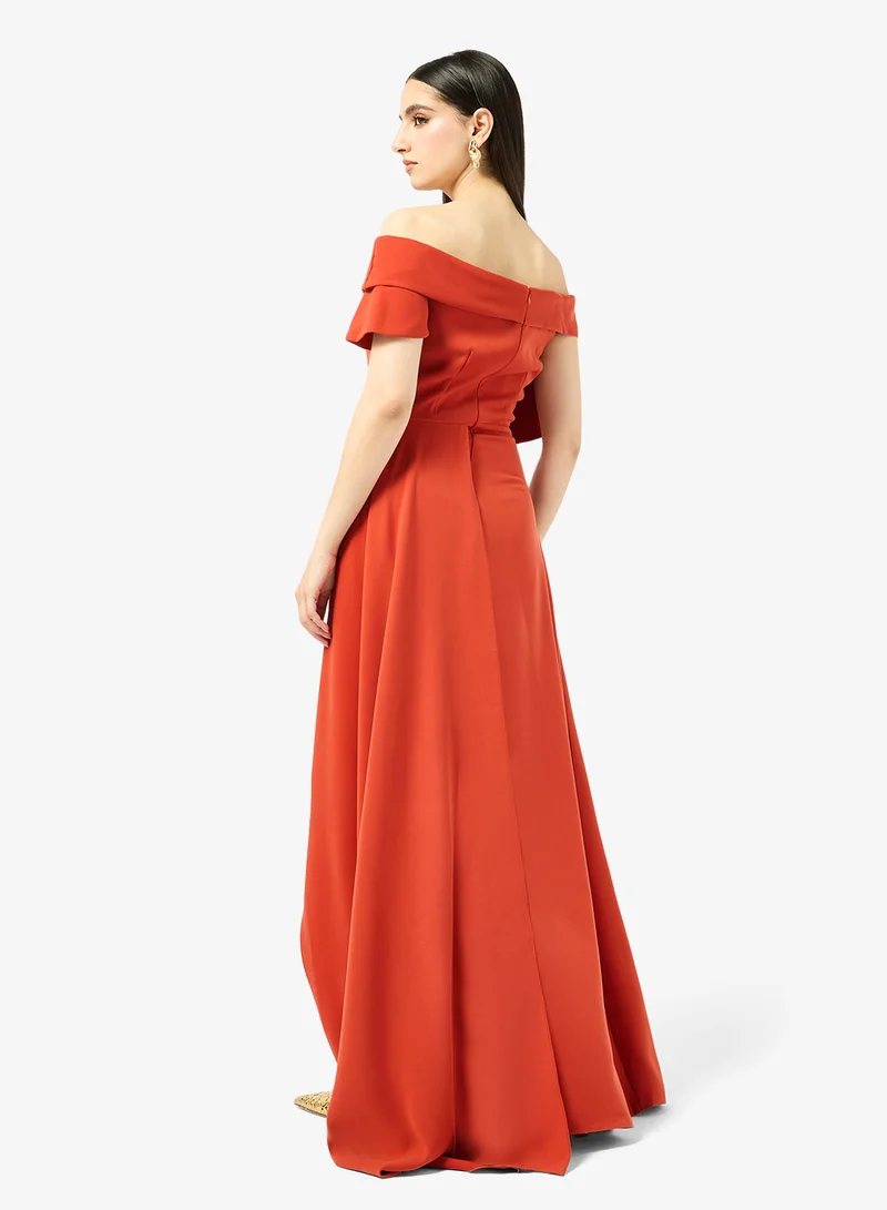 ايرا فستان بياقة عالية وأكمام منفوشة